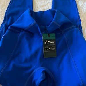 Leggings with side pockets. Fits phone